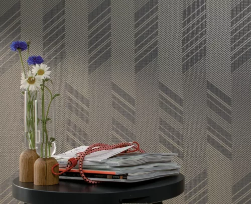 Chevron chic - Szürke alapon arany csíkos tapéta