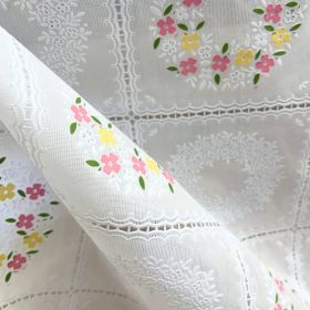 Viaszos vászon terítő 403 - Csipke színes virágokkal