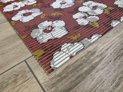 Fürdőszobai szőnyeg - Bordó alapon virágok